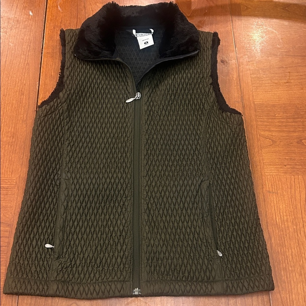Columbia Quilted Vest! Faux Fur Collar!